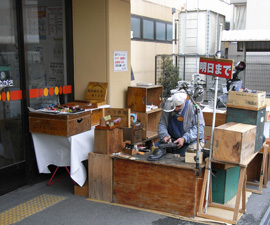 笹吉靴店　衣笠店